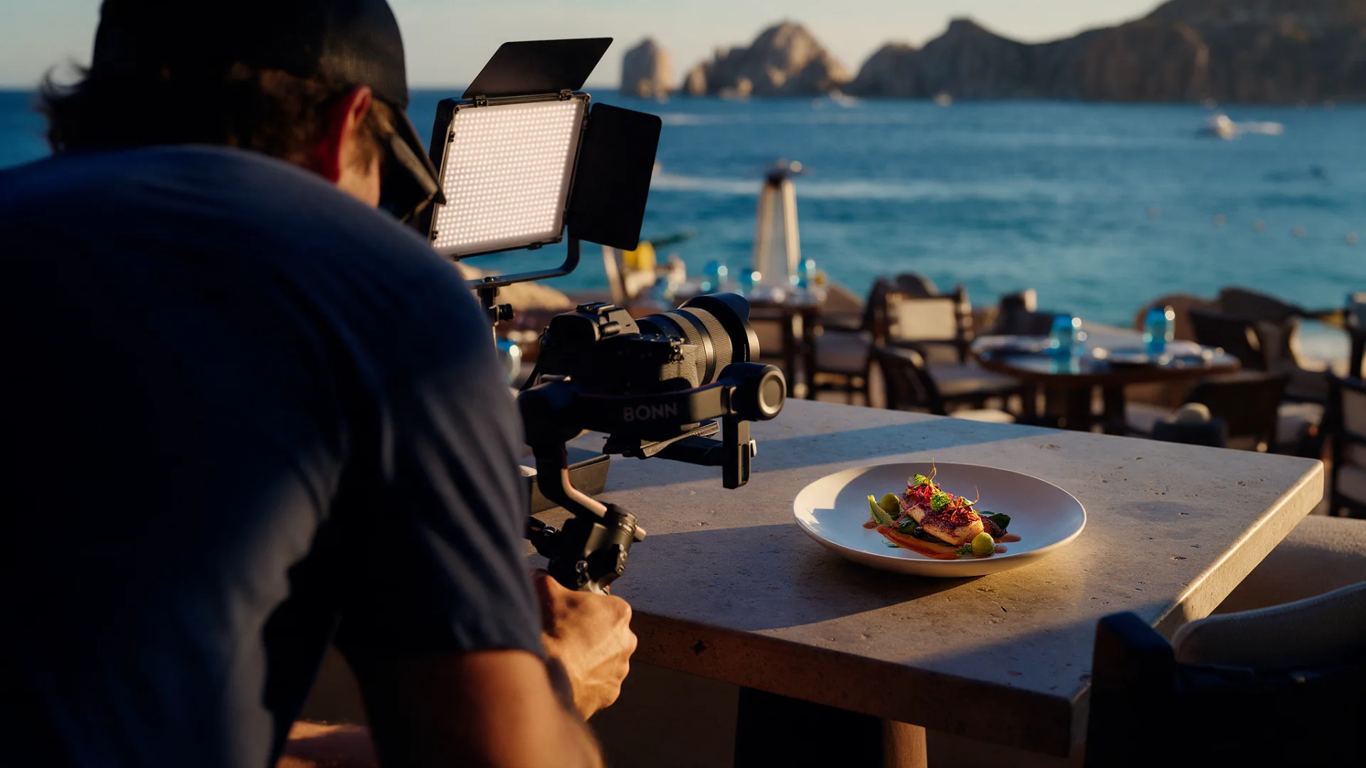 Producción de contenido gastronómico en una terraza frente al mar en Cabo San Lucas