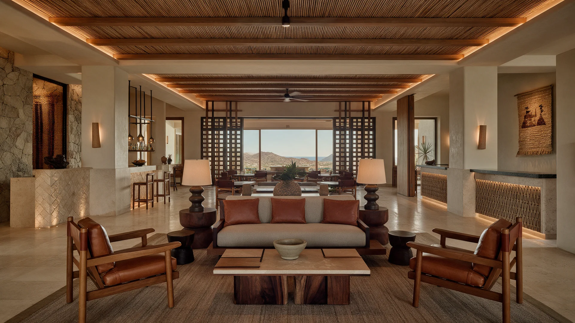 Lobby de hotel boutique de lujo con mobiliario a la medida en Baja California Sur